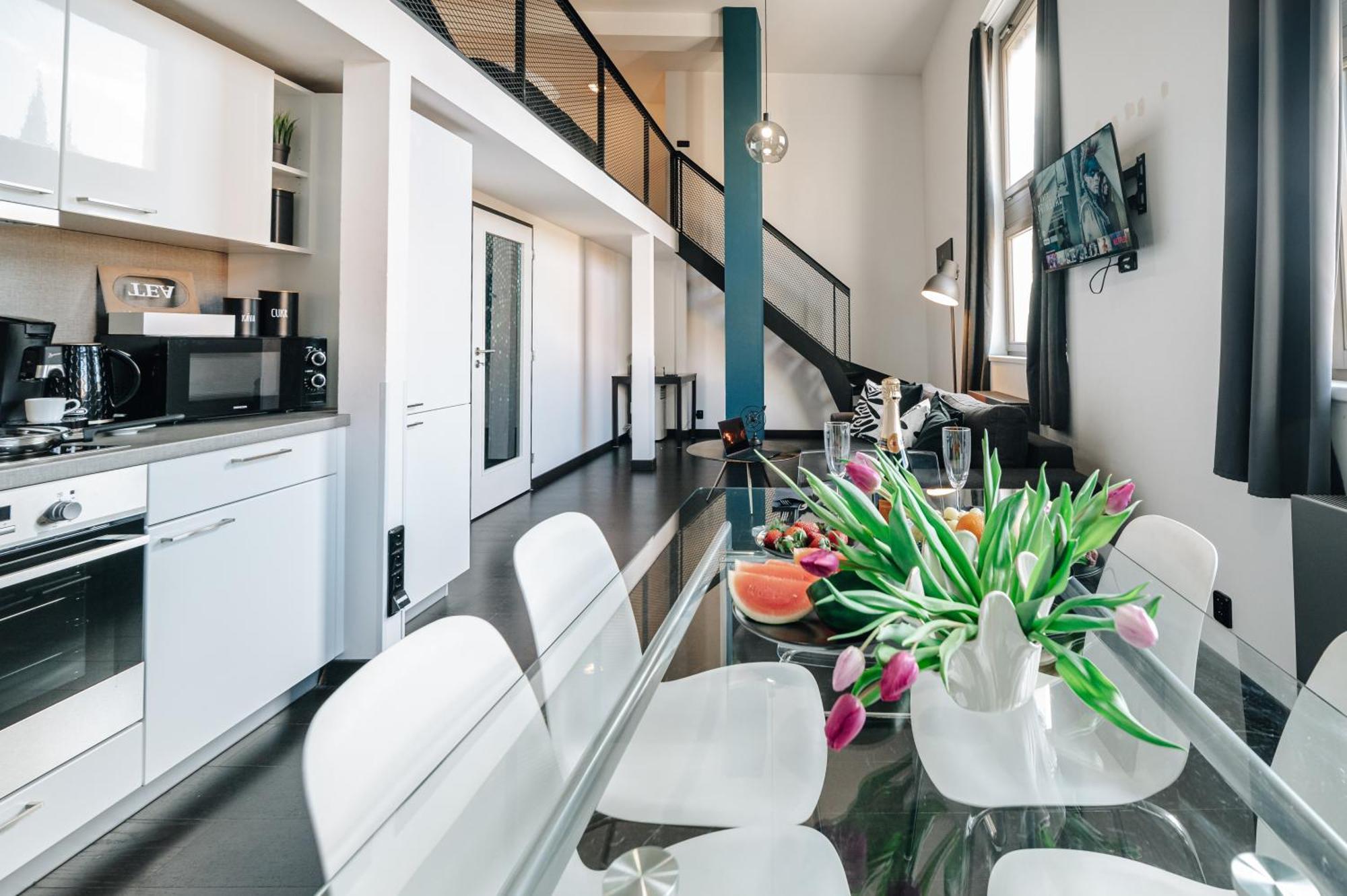 Apartment Modern Loft With Airhokey In Centre