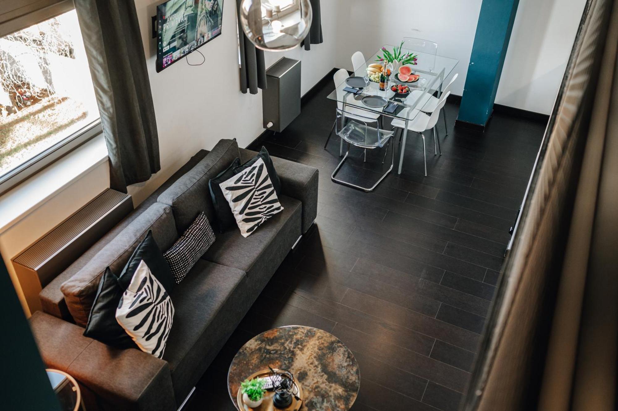 Modern Loft With Airhokey In Centre *